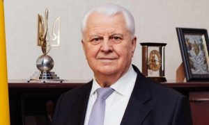 Первая прививка для первого президента: Леонид Кравчук присоединился к COVID-вакцинации