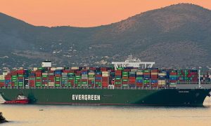 Огромный контейнеровоз заблокировал Суэцкий канал