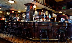 Британия не планирует вводить COVID-паспорта для визитов в пабы