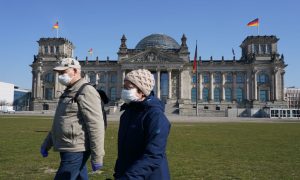 В Берлине запретили ходить по магазинам и музеям без теста на COVID