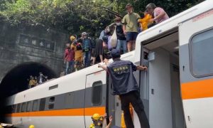 В Тайване скоростной поезд сошел с рельсов в тоннеле: десятки погибших (фото)