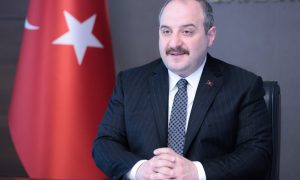 Турецкий министр стал добровольцем в испытании местной вакцины от COVID-19. В стране разрабатывают 7 препаратов