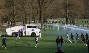 Фейковый фестиваль в «День дурака» в Брюсселе закончился столкновениями с полицией и арестами