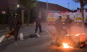 Протестующие в Северной Ирландии забросали полицию коктейлями Молотова и камнями