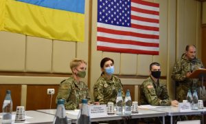 Фото: делегация США посетила украинских защитников в зоне ООС
