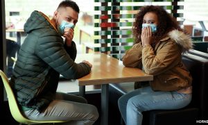 Риски заразиться коронавирусом одинаковые при любой дистанции