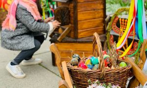 Фото: в Черновцах разместили необычные дизайнерские писанки