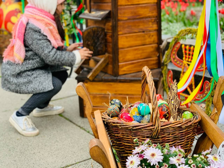 Фото: в Черновцах разместили необычные дизайнерские писанки