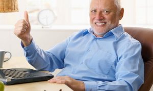 Фото: Гарольд, скрывающий боль, рекламирует COVID-вакцинацию в Швеции