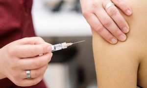 В Дании центры вакцинации раскрасили и пытались поджечь