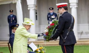 В наряде цвета лайма. 94-летняя королева Елизавета появилась на публике впервые за пять месяцев