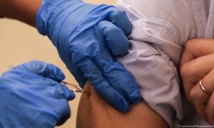 Британия раньше срока выполнила план по вакцинации жителей 50+