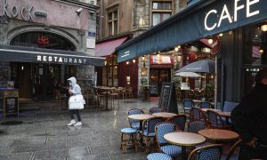 Для входа в рестораны и кафе: во Франции вместо «санитарных пропусков» могут ввести QR-код