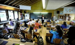 Учні у Швейцарії підробили результати тестів на COVID-19, щоб не йти до школи. Тепер їм загрожує покарання