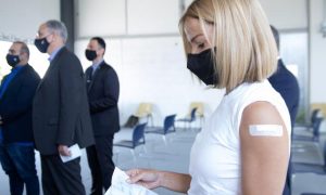 Все правительство Кипра привилось AstraZeneca, чтобы успокоить общественность