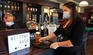 В Англии после месяцев перерыва возобновляют работу пабы и магазины