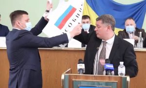 Фото, видео: в Херсонском облсовете подрались депутаты «Евросолидарности» и ОПЗЖ