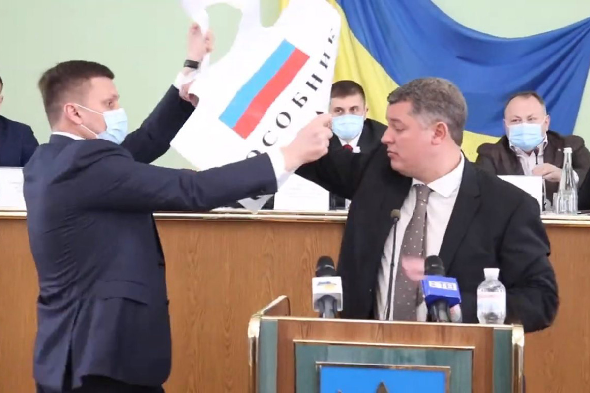 Фото, видео: в Херсонском облсовете подрались депутаты «Евросолидарности» и ОПЗЖ