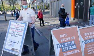 Вакцинированным от COVID немцам дадут особые привилегии