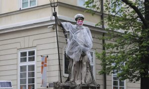 Фото: во Львове зафиксировали очередь из «скорых» с инфицированными COVID-19