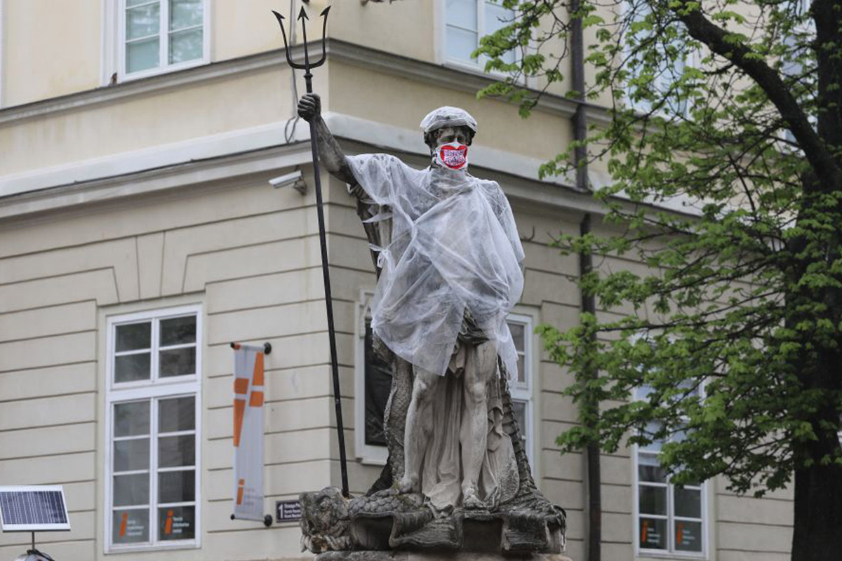 Фото: во Львове зафиксировали очередь из «скорых» с инфицированными COVID-19