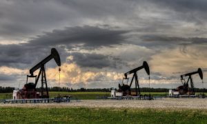 Нефть дешевеет на фоне всплеска COVID-19 в Индии