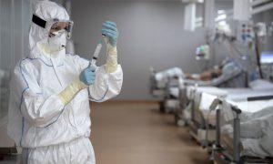 В Колумбии 104-летняя женщина второй раз поборола COVID-19. Медики провожали ее из больницы аплодисментами