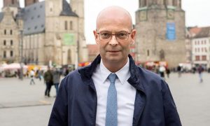 Мэра немецкого города отстранили от должности, он сделал прививку от коронавируса вне очереди