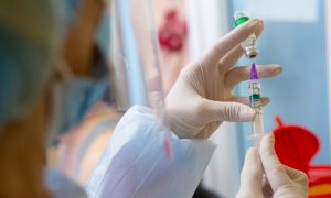 Кабмин обещает скоро запустить COVID-сертификаты: пригодятся ли они украинцам 