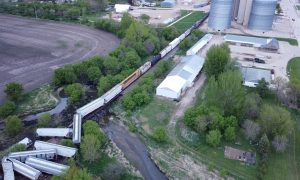 В США произошло масштабное крушение поезда, перевозившего цистерны с химикатами — видео