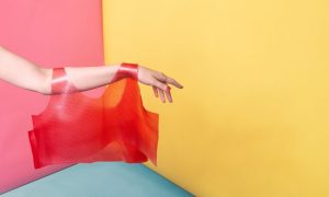 Исландский дизайнер придумала желейную одежду, которую можно переплавить и сделать новую