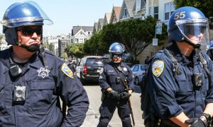 Полицейский так хотел уйти с заседания, что придумал срочный вызов. Когда об этом узнали, у него забрали лицензию