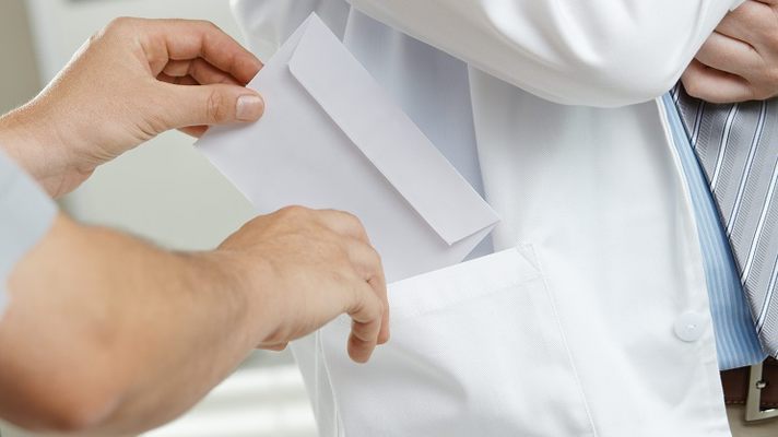 Поліція розкрила банду лікарів, які вимагали гроші за безкоштовні операції