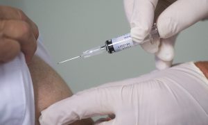 Польша будет вакцинировать работников из Украины на границе препаратом Johnson & Johnson