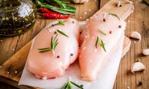 На Прикарпатті виявили канцерогени та антибіотики в олії та курячому м’ясі