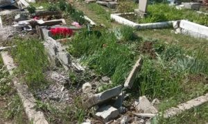 Фото: танк оккупантов разрушил кладбище на Луганщине