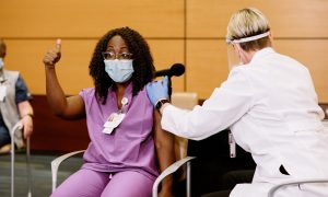 Такси будут бесплатно возить граждан США на вакцинацию против коронавируса