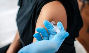 В рамках эксперимента Минздрава в курортном городе вакцинировали уже более половины населения