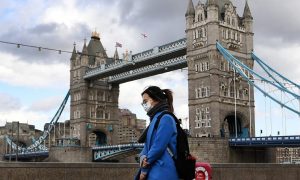 Можно посещать пабы и ездить за границу: Британия ослабила карантин