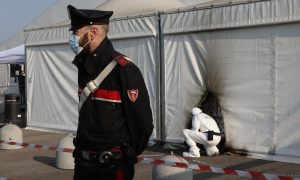 Антивакцинатори в Італії закидали коктейлями Молотова центр щеплень