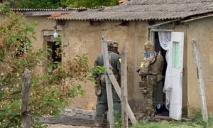 Фото: оккупанты обыскали дома крымских татар, Украина отреагировала