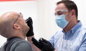 Результат за 25 секунд: в Британии испытывают сверхбыстрый тест на COVID