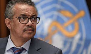 Глава ВОЗ вакцинировался от COVID-19