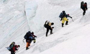 Китай установит на Эвересте «разделительную линию» из-за вспышки COVID-19 в Непале