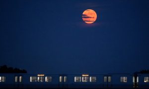 «Клубничная» Луна: жители Земли наблюдали последнее суперлуние в 2021 году (фоторепортаж)