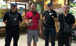 В Харькове жительница многоэтажки нашла змею в квартире – фото