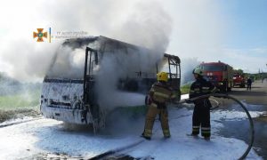 Фото: в Харькове маршрутка с пассажирами загорелась во время движения
