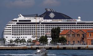 В Венецию впервые с начала пандемии прибыл круизный лайнер