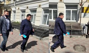 Фото: скандальний екс-голова КСУ нарешті прийшов на засідання у своїй справі