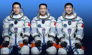 Китай запустил корабль с астронавтами на собственную космическую станцию